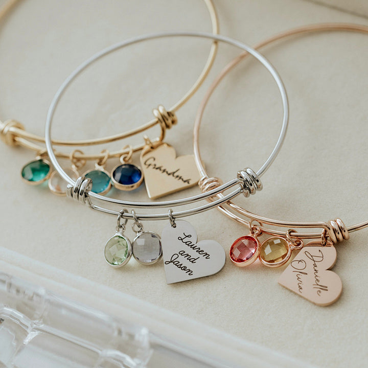 Braccialetto personalizzato Olivenorma con pietra portafortuna incisa e retrattile a forma di cuore