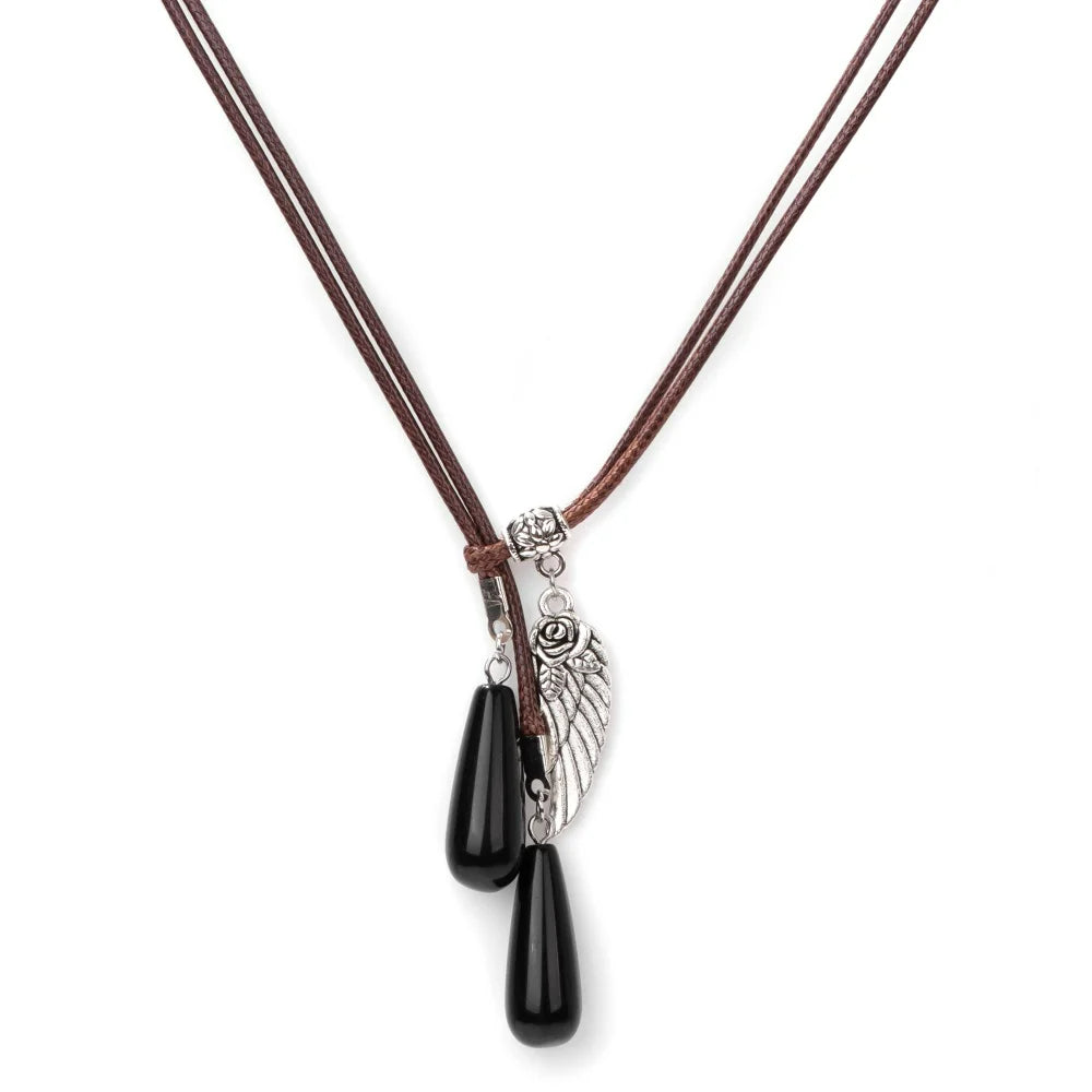 Collana con ciondolo a goccia in pietra naturale con ali in corda di pelle Olivenorma 