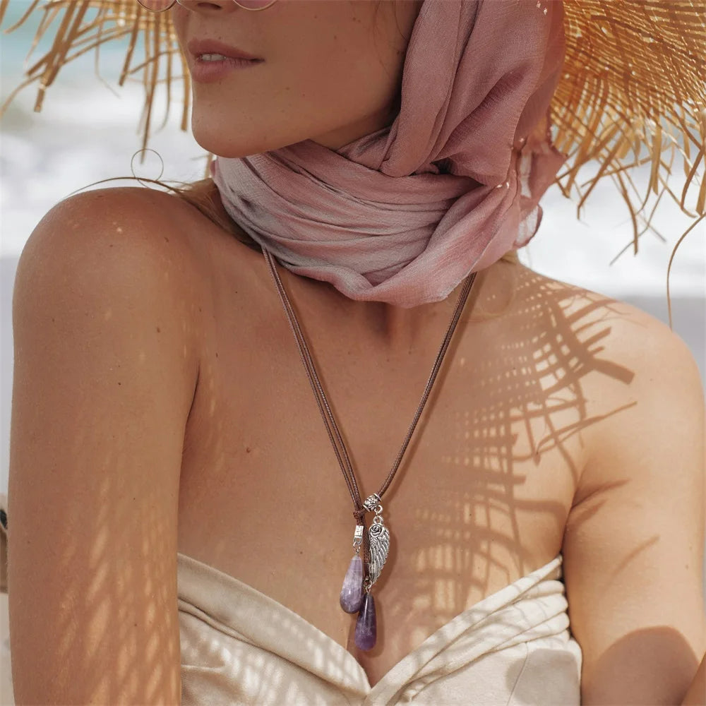 Collana con ciondolo a goccia in pietra naturale con ali in corda di pelle Olivenorma 