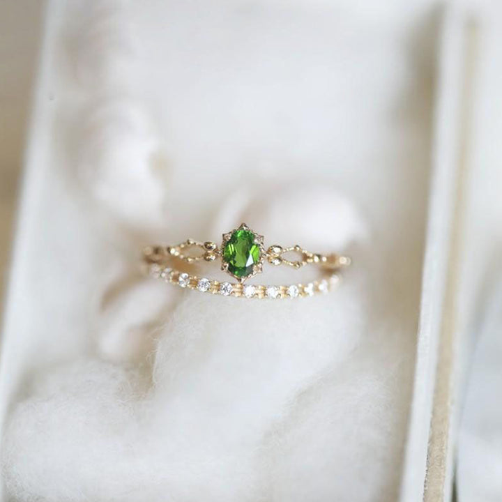 Olivenorma "Dea della radiosità" - Elegante anello impilabile in peridoto intarsiato