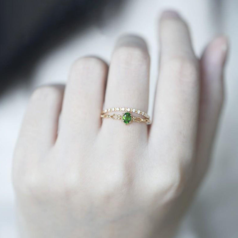 Olivenorma "Dea della radiosità" - Elegante anello impilabile in peridoto intarsiato