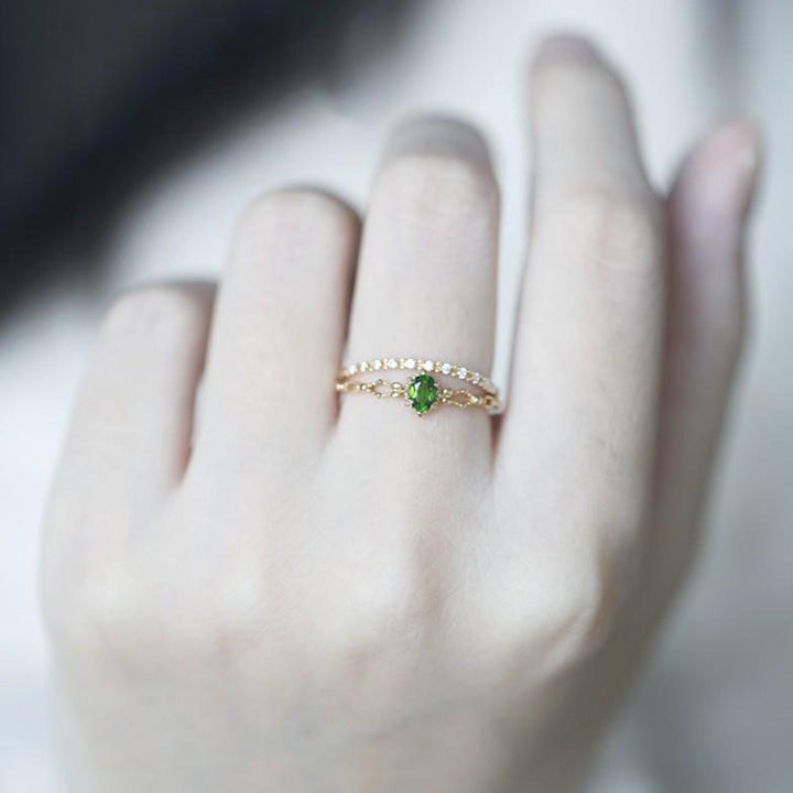 Olivenorma "Dea della radiosità" - Elegante anello impilabile in peridoto intarsiato
