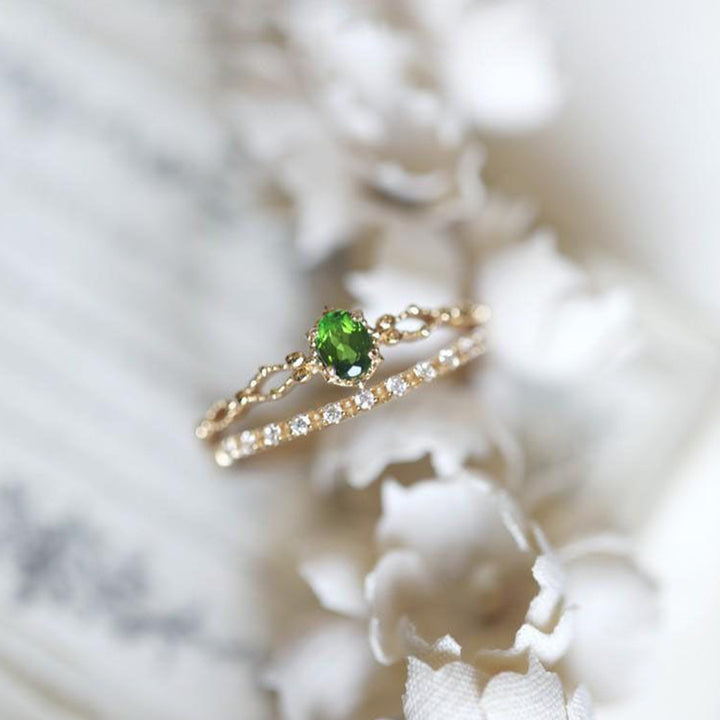 Olivenorma "Dea della radiosità" - Elegante anello impilabile in peridoto intarsiato