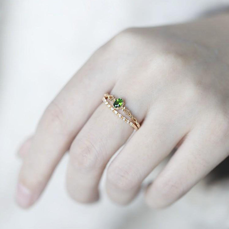 Olivenorma "Dea della radiosità" - Elegante anello impilabile in peridoto intarsiato