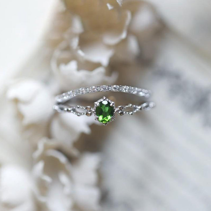 Olivenorma "Dea della radiosità" - Elegante anello impilabile in peridoto intarsiato