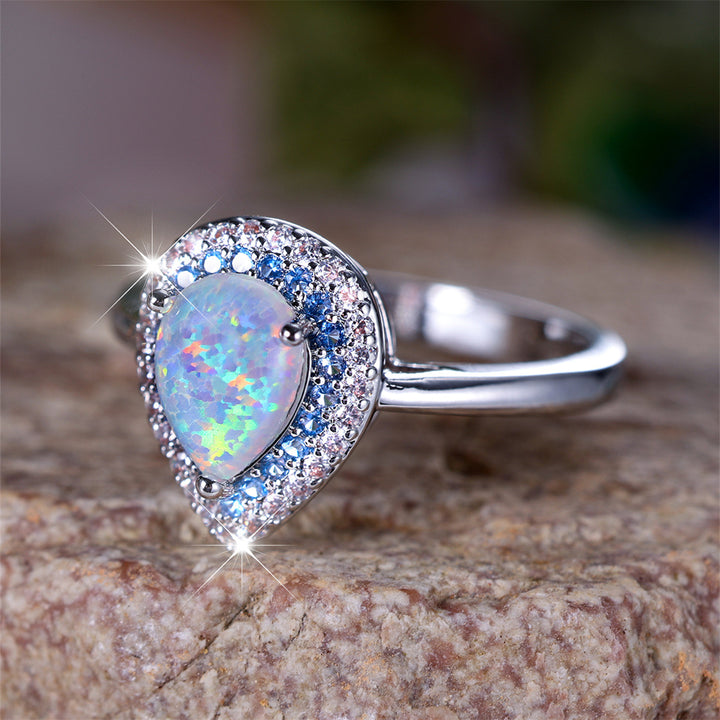 Anello Olivenorma con zircone bianco opale tipo goccia d'acqua