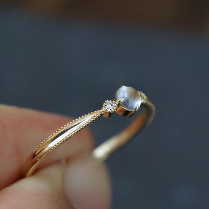 Anello semplice con cabochon in pietra di luna Olivenorma e zircone bianco intarsiato