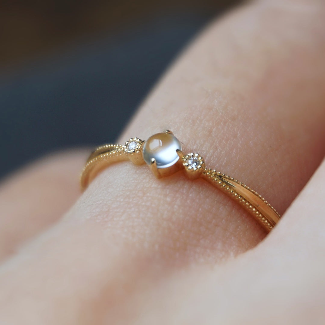 Anello semplice con cabochon in pietra di luna Olivenorma e zircone bianco intarsiato