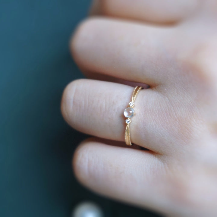 Anello semplice con cabochon in pietra di luna Olivenorma e zircone bianco intarsiato