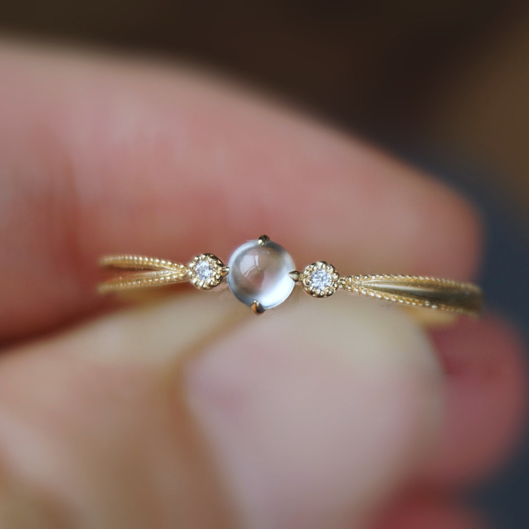 Anello semplice con cabochon in pietra di luna Olivenorma e zircone bianco intarsiato