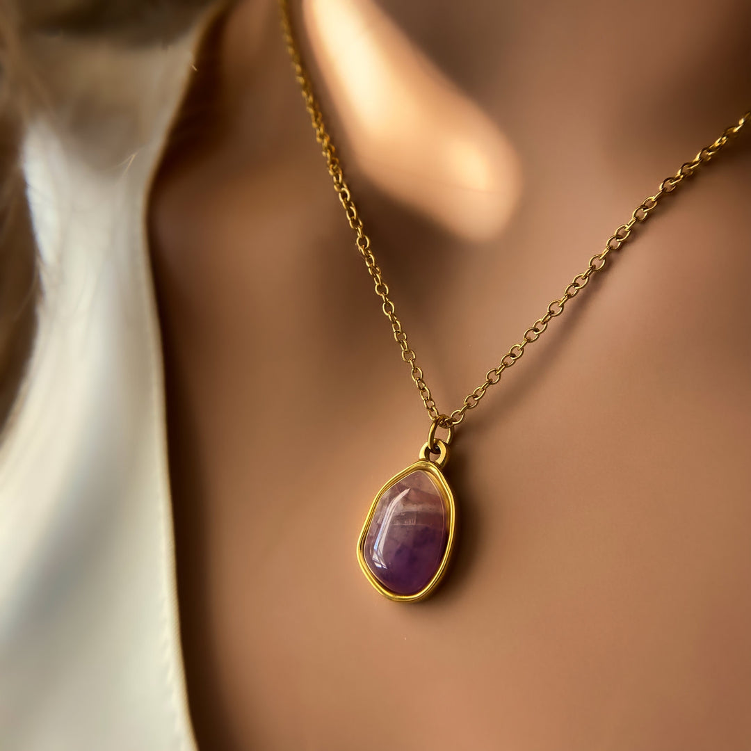 Olivenorma Collana con ciondolo in pietra irregolare in acciaio al titanio e oro 18k