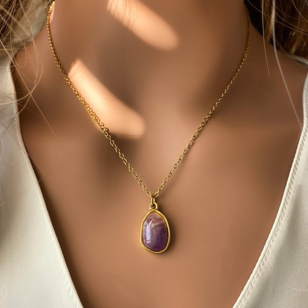 Olivenorma Collana con ciondolo in pietra irregolare in acciaio al titanio e oro 18k