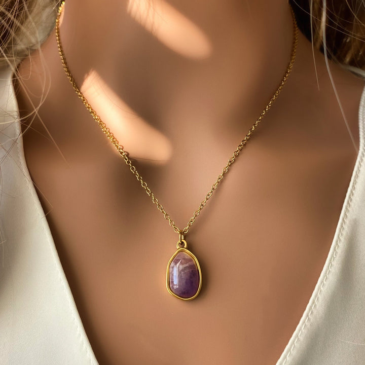 Olivenorma Collana con ciondolo in pietra irregolare in acciaio al titanio e oro 18k