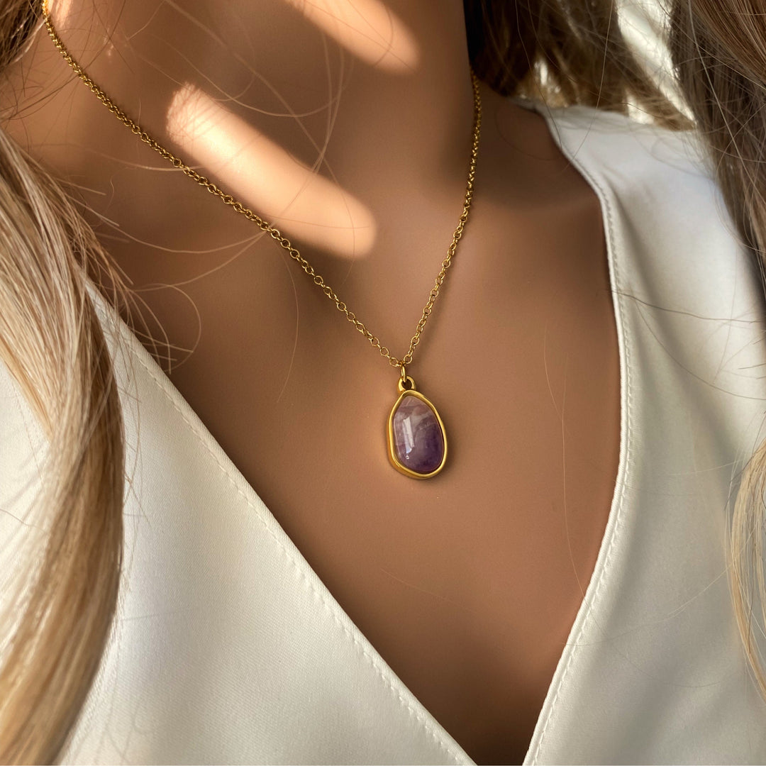 Olivenorma Collana con ciondolo in pietra irregolare in acciaio al titanio e oro 18k