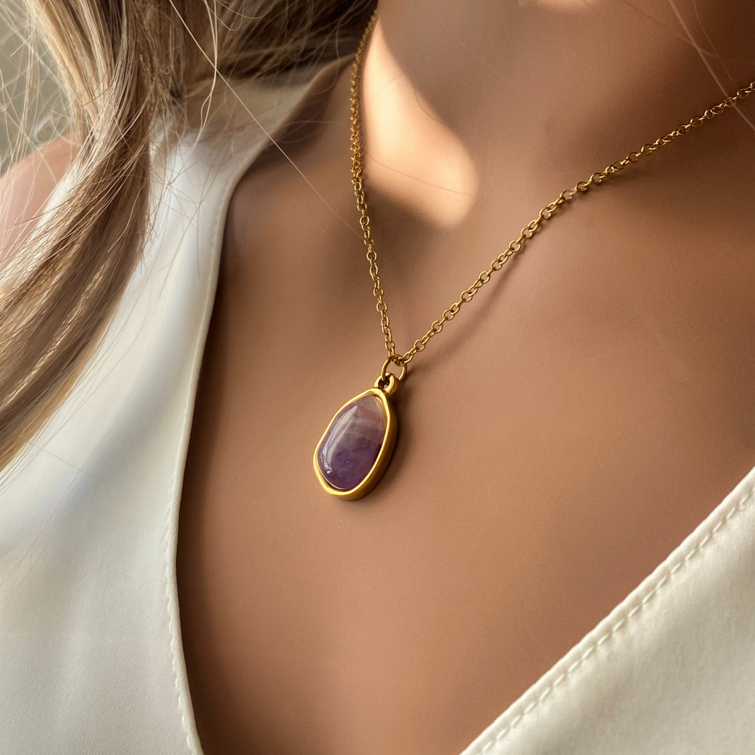 Olivenorma Collana con ciondolo in pietra irregolare in acciaio al titanio e oro 18k