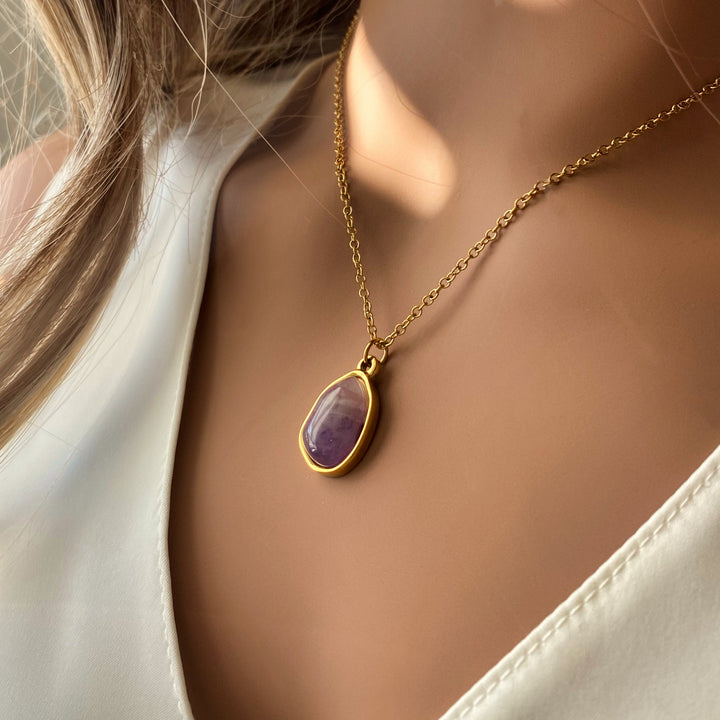 Olivenorma Collana con ciondolo in pietra irregolare in acciaio al titanio e oro 18k