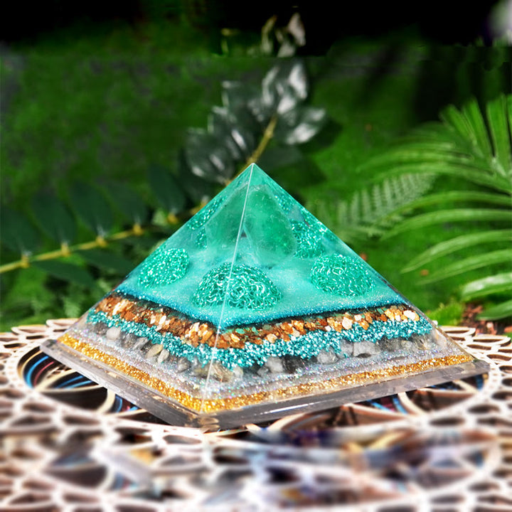 Piramide di orgone curativa in fluorite verde Olivenorma Labradorite