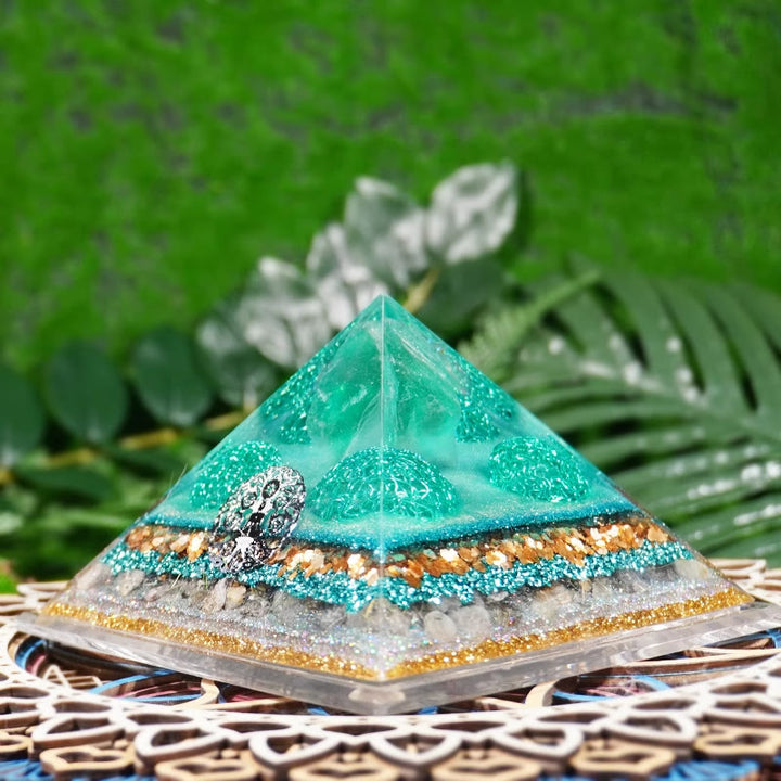 Piramide di orgone curativa in fluorite verde Olivenorma Labradorite