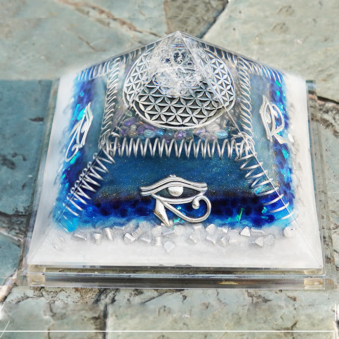 Piramide di orgone curativa con occhio di Horus in acquamarina Olivenorma 
