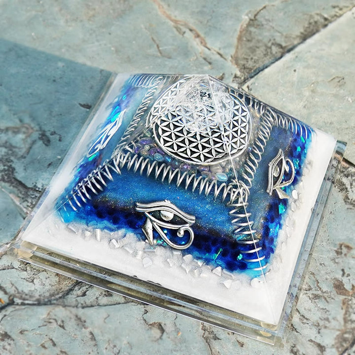 Piramide di orgone curativa con occhio di Horus in acquamarina Olivenorma 
