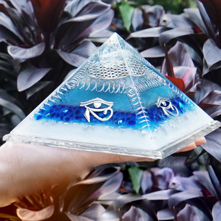 Piramide di orgone curativa con occhio di Horus in acquamarina Olivenorma 