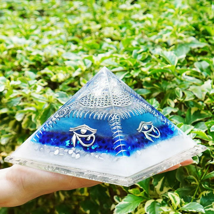Piramide di orgone curativa con occhio di Horus in acquamarina Olivenorma 