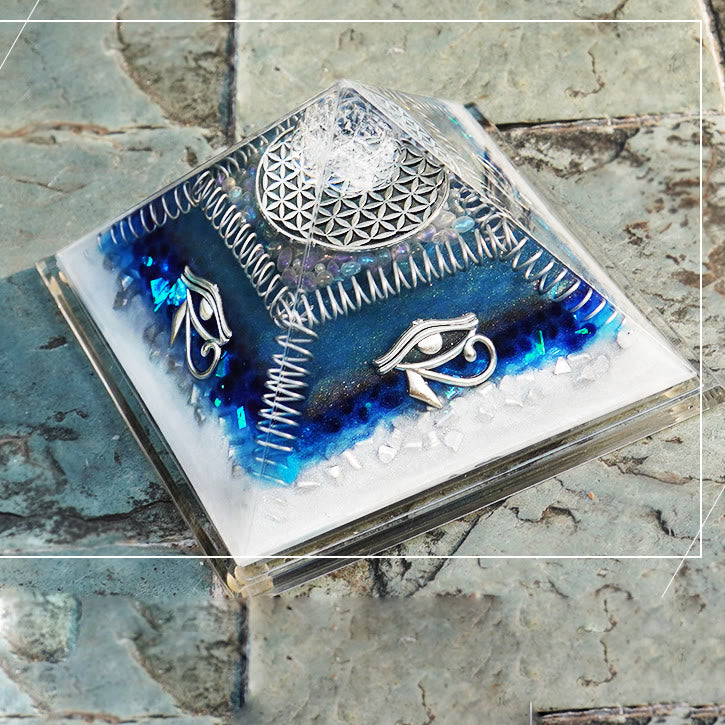 Piramide di orgone curativa con occhio di Horus in acquamarina Olivenorma 