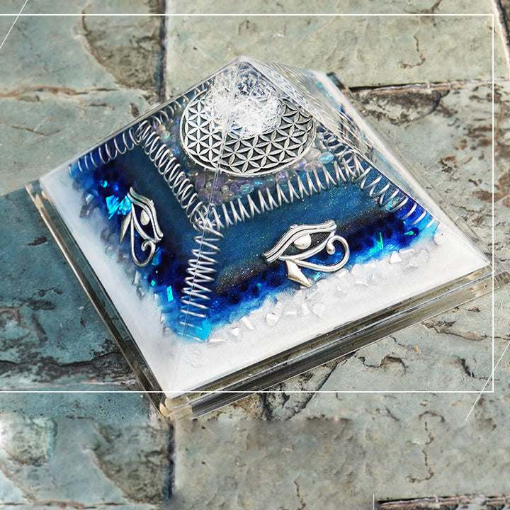 Piramide di orgone curativa con occhio di Horus in acquamarina Olivenorma 