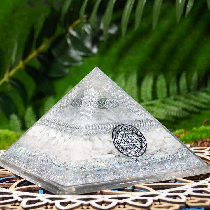 Piramide di orgone curativa in pietra di luna di cristallo trasparente Olivenorma 