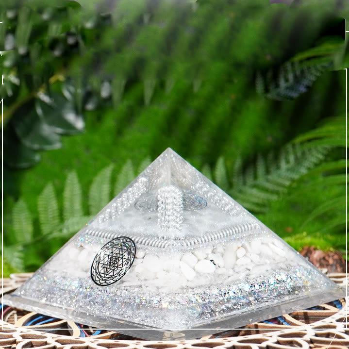 Piramide di orgone curativa in pietra di luna di cristallo trasparente Olivenorma 