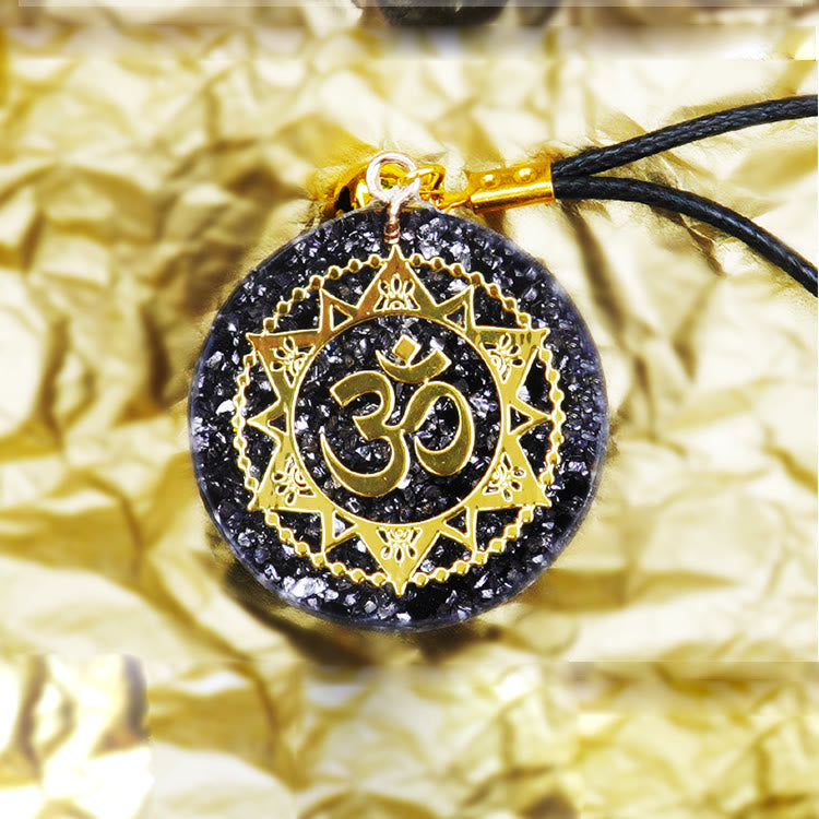 Collana Olivenorma in arenaria blu, agata rossa e OM Orgone