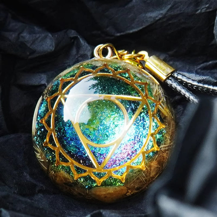 Collana con simbolo del triangolo in quarzo rutilato Olivenorma Gold Orgone