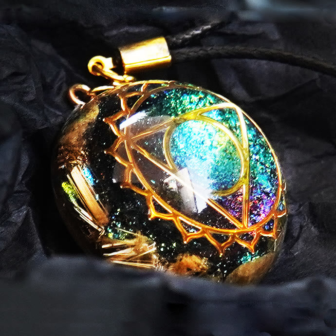 Collana con simbolo del triangolo in quarzo rutilato Olivenorma Gold Orgone