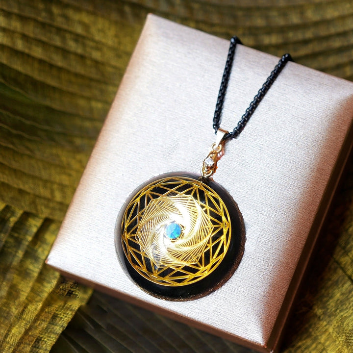 Collana in ossidiana e opale orgone Olivenorma 