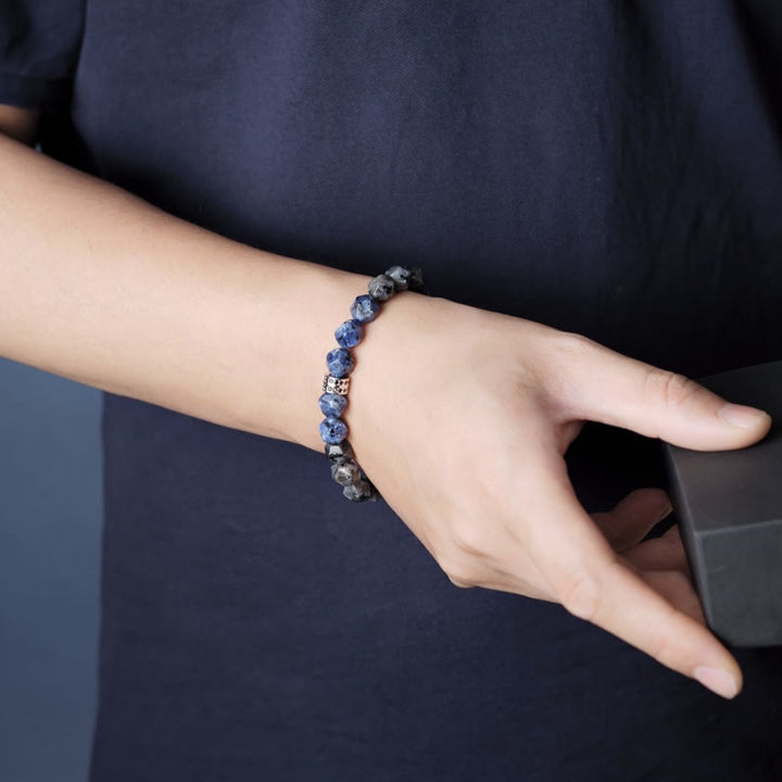 Braccialetto Olivenorma da uomo con sfaccettature geometriche in sodalite blu e labradorite - image 3