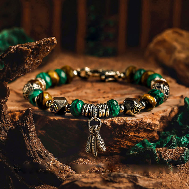 Olivenorma Bracciale da uomo con ciondolo in piuma di malachite e occhio di tigre - 18 centimetri - image 0