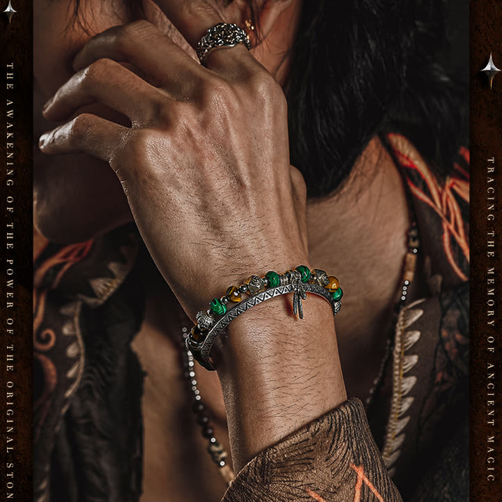 Olivenorma Bracciale da uomo con ciondolo in piuma di malachite e occhio di tigre - image 1