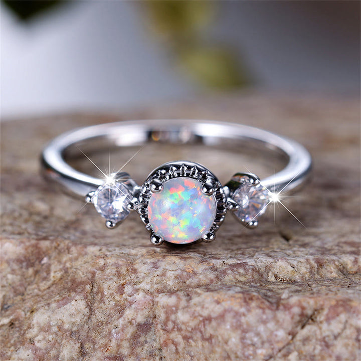Anello Olivenorma con opale rotondo a quattro punte