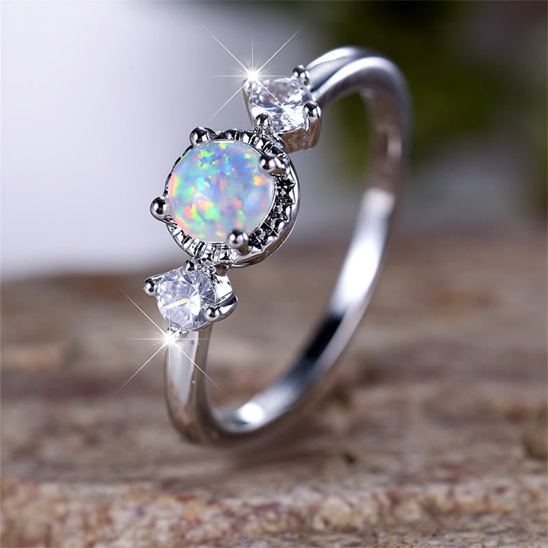 Anello Olivenorma con opale rotondo a quattro punte