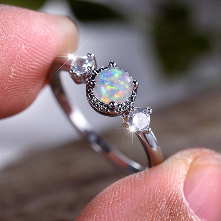 Anello Olivenorma con opale rotondo a quattro punte