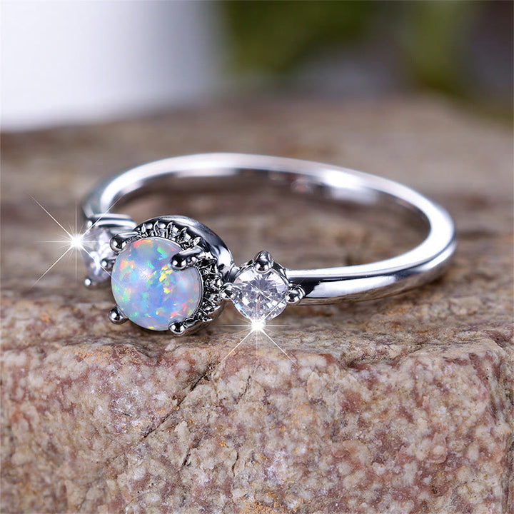 Anello Olivenorma con opale rotondo a quattro punte