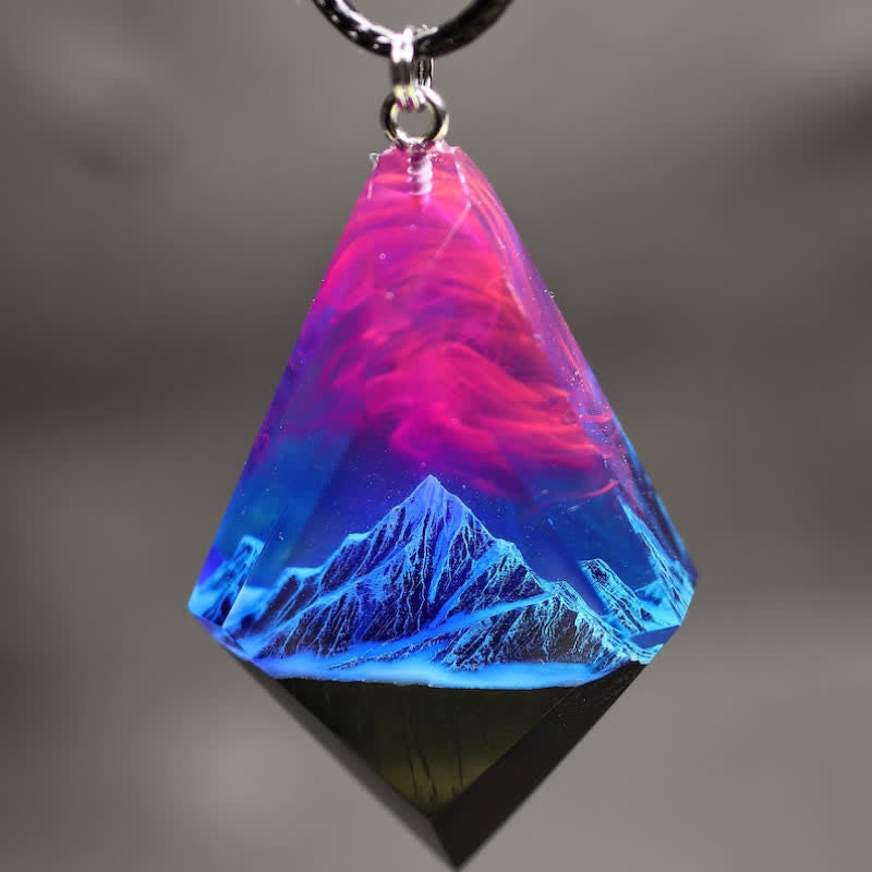 Collana in resina di legno e aurora boreale di montagna innevata Olivenorma 