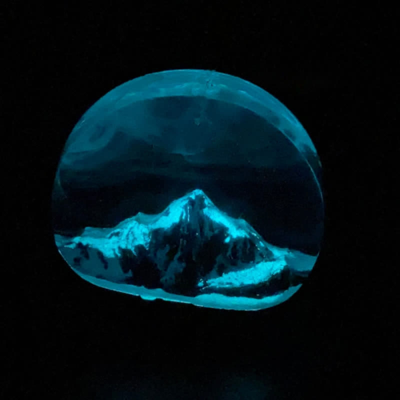 Collana con ciondolo rotondo in resina con montagna innevata blu Olivenorma