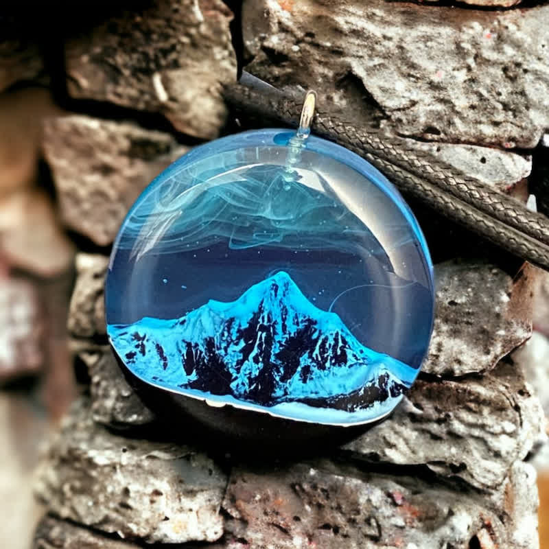 Collana con ciondolo rotondo in resina con montagna innevata blu Olivenorma