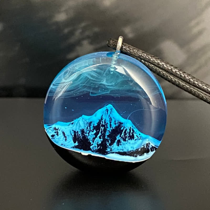 Collana con ciondolo rotondo in resina con montagna innevata blu Olivenorma
