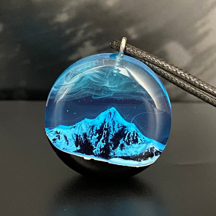 Collana con ciondolo rotondo in resina con montagna innevata blu Olivenorma