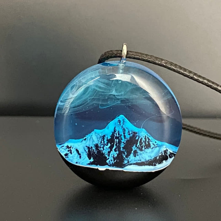 Collana con ciondolo rotondo in resina con montagna innevata blu Olivenorma