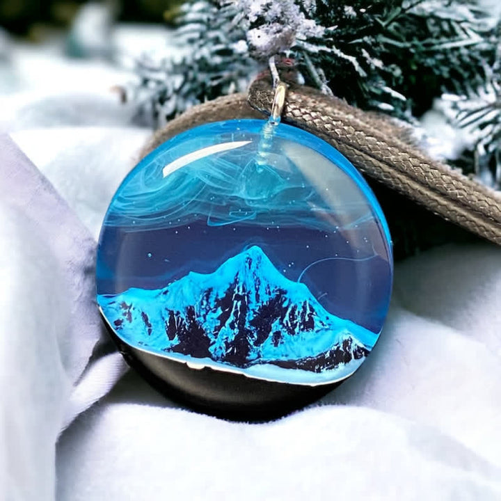 Collana con ciondolo rotondo in resina con montagna innevata blu Olivenorma