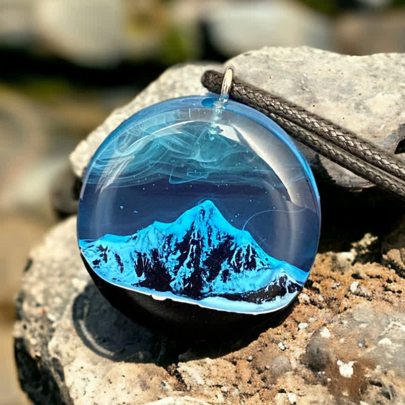 Collana con ciondolo rotondo in resina con montagna innevata blu Olivenorma