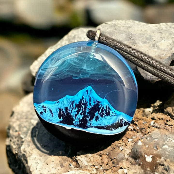Collana con ciondolo rotondo in resina con montagna innevata blu Olivenorma